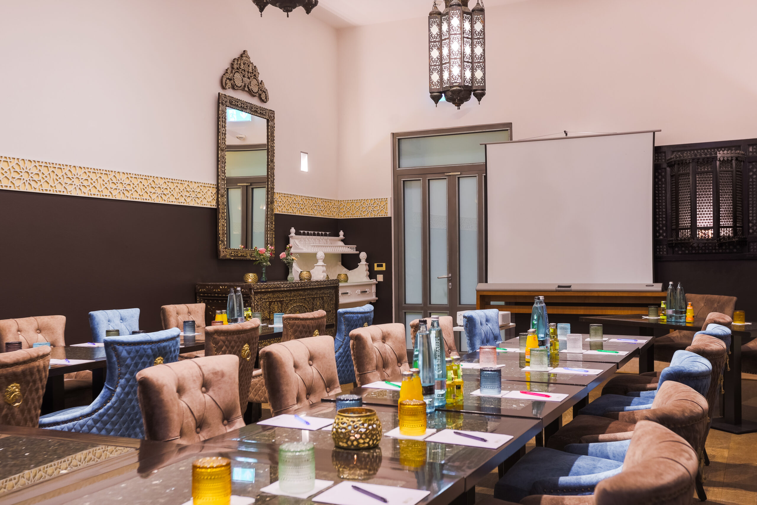 Tagungsraum im Mazza Hamburg in U-Form Bestuhlung mit Tageslicht und professioneller Konferenztechnik