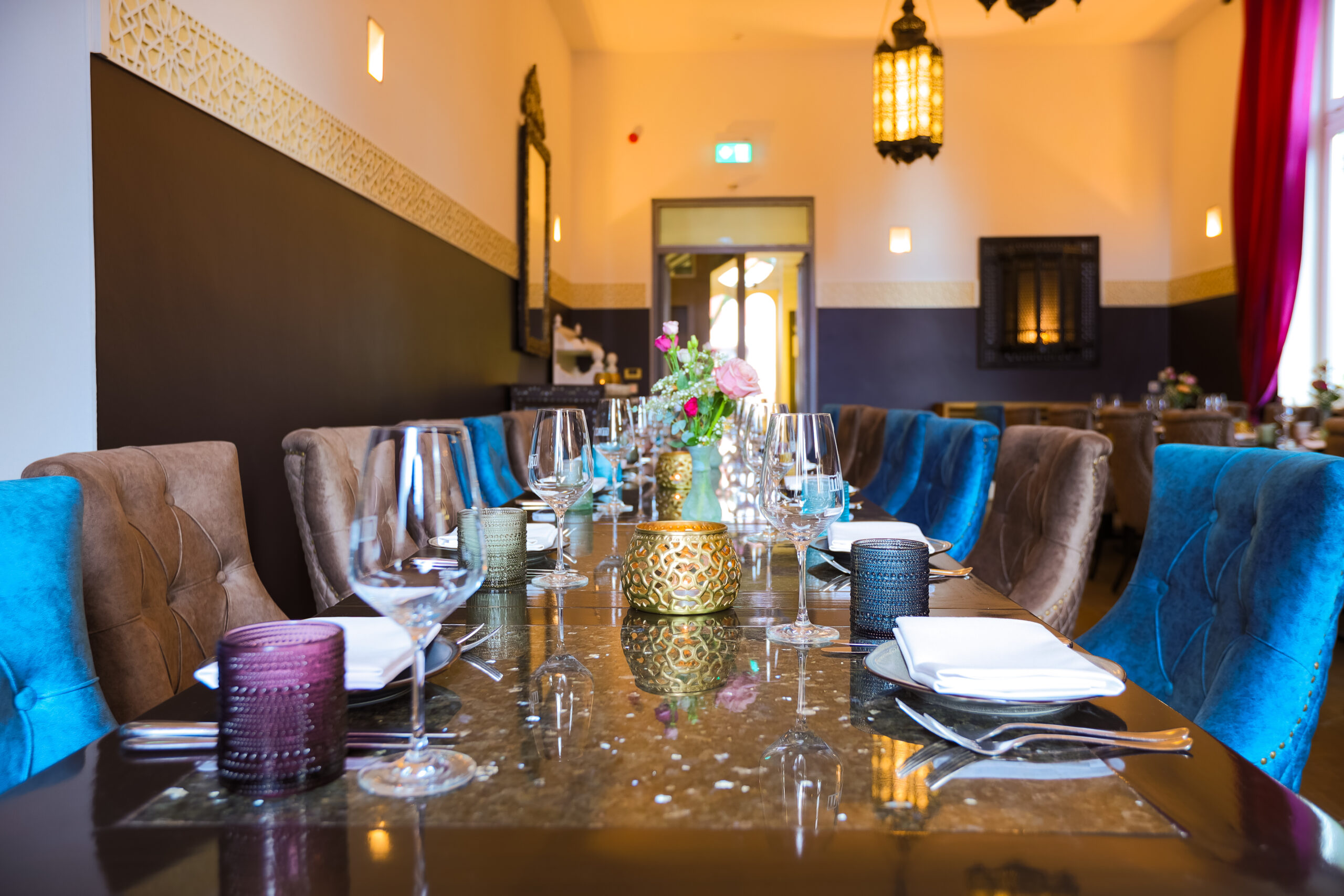 Lange festlich gedeckte Tafel im Mazza Hamburg mit elegantem Geschirr und dekorativen Gläsern für Feiern