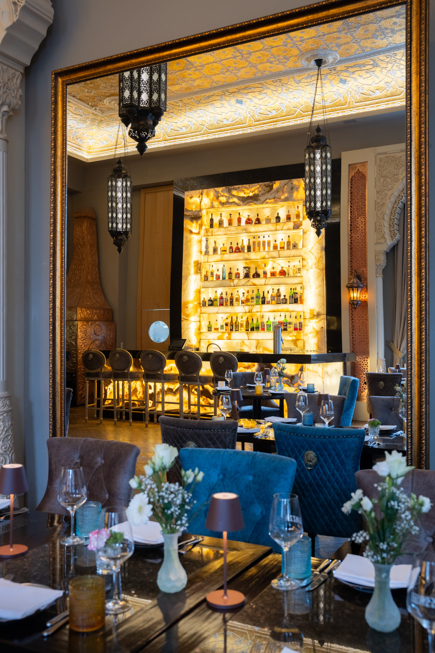 exklusiv eingerichtete Bar von Mazza Catering