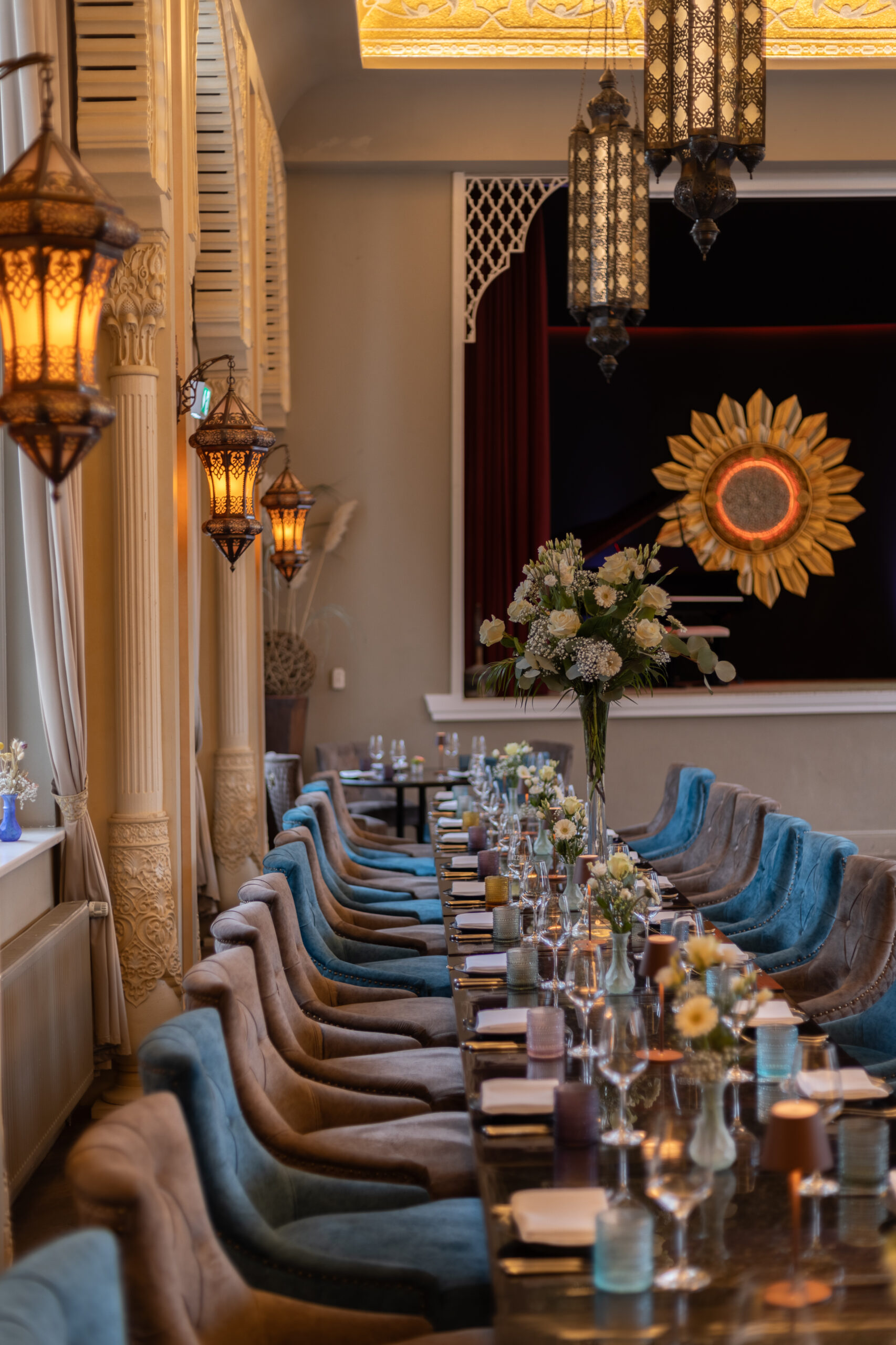 Sitzgelegenheiten im Mazza Event Saal an einem langen, dekorierten Tisch